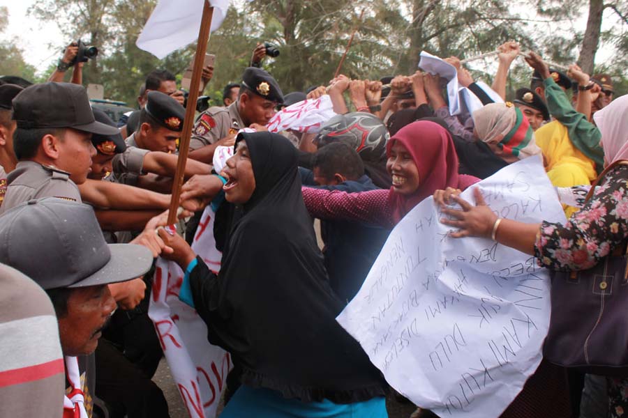 Pendemo PT. Arun Masih Bertahan di Pintu Utama